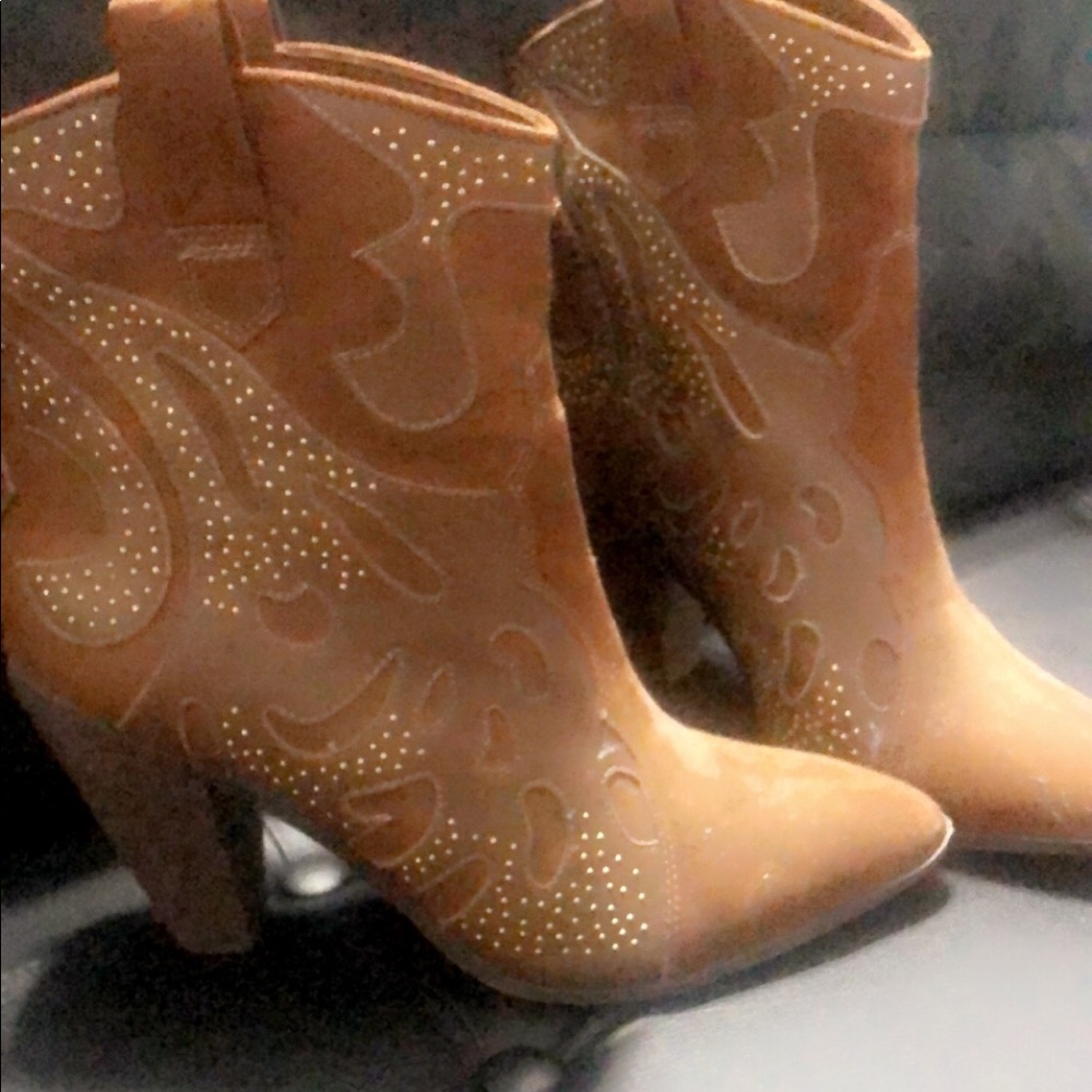 Carlos Santana heeled cowboy boots. Light brown.